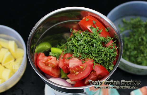 Mix chopped onion, tomatoes, coriander, green chilies, ginger and garlic in a mixer Mix chopped onion, tomatoes, coriander, green chilies, ginger and garlic in a mixer