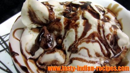 vanilla-ice-cream-with-chocolate-sauce