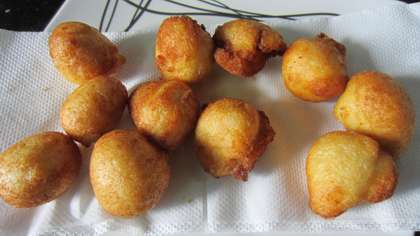 draining the fried vada on oil absorbent paper