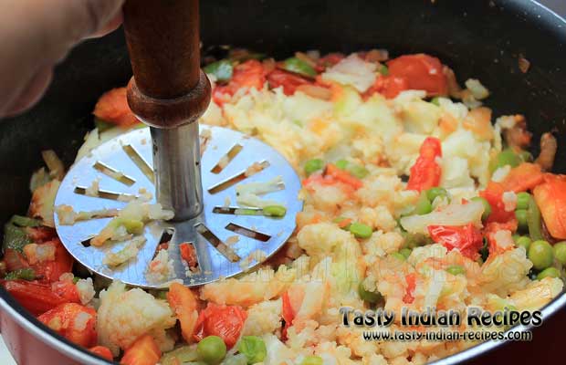 Mash with Pav Bhaji Masher to Bind the Flavors of Vegetables