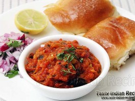 Khada Pav Bhaji with Buttery Pav, Onion and Lemon