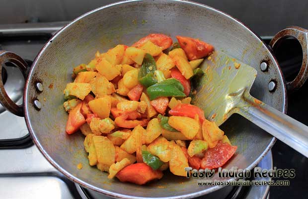 Cook Fried Aloo Capsicum with Tomatoes and Spices