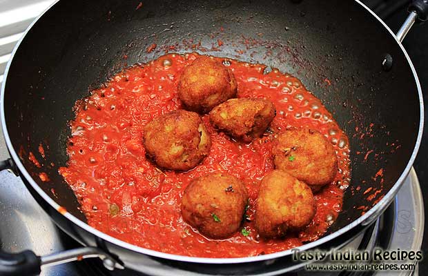 Dum Aloo in Tomato Gravy