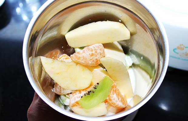Put Sliced Fruits In Jar Put Sliced Fruits In Jar