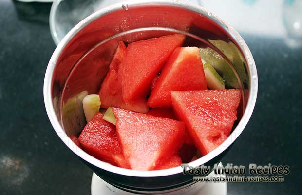 Put the pieces of watermelon and cucumber in a mixer